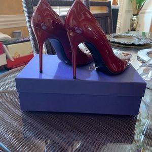 Stuart Wietzman pumps.